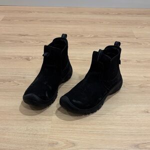 Keen Black Slip-On Chelsea Boots